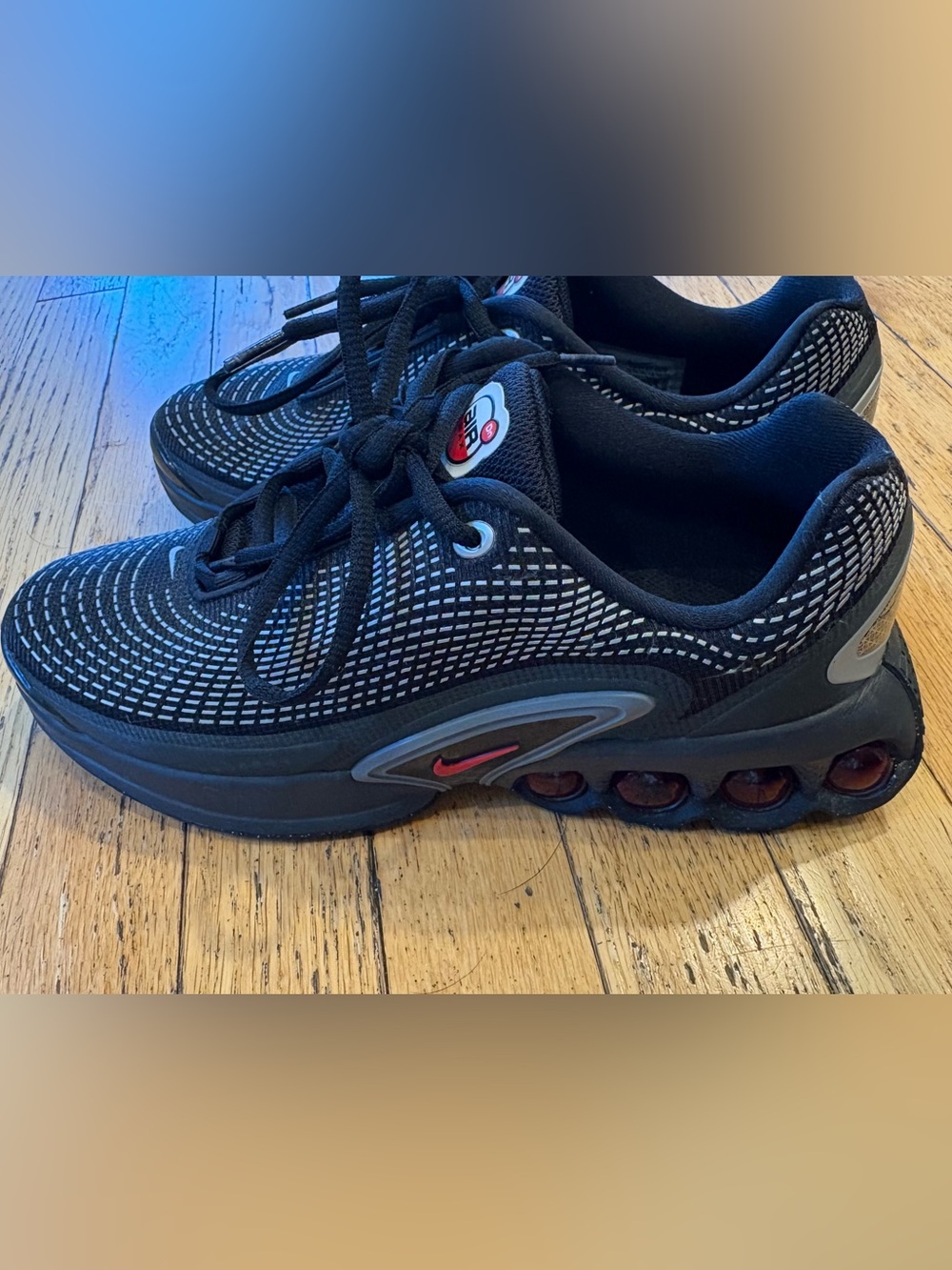 Boys 7Y Nike Air Max DN Black White and Red Basketball Shoes